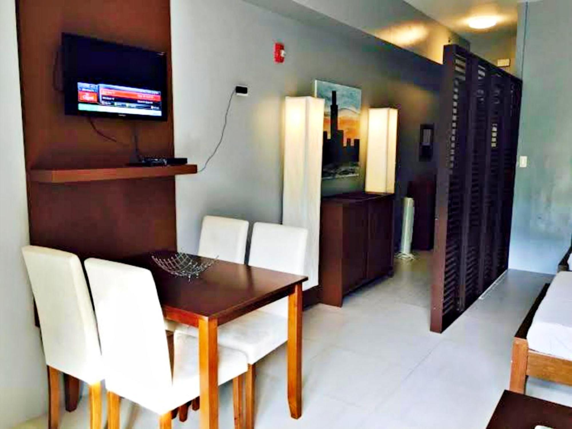 Tropical Escape At Pico De Loro Apartment